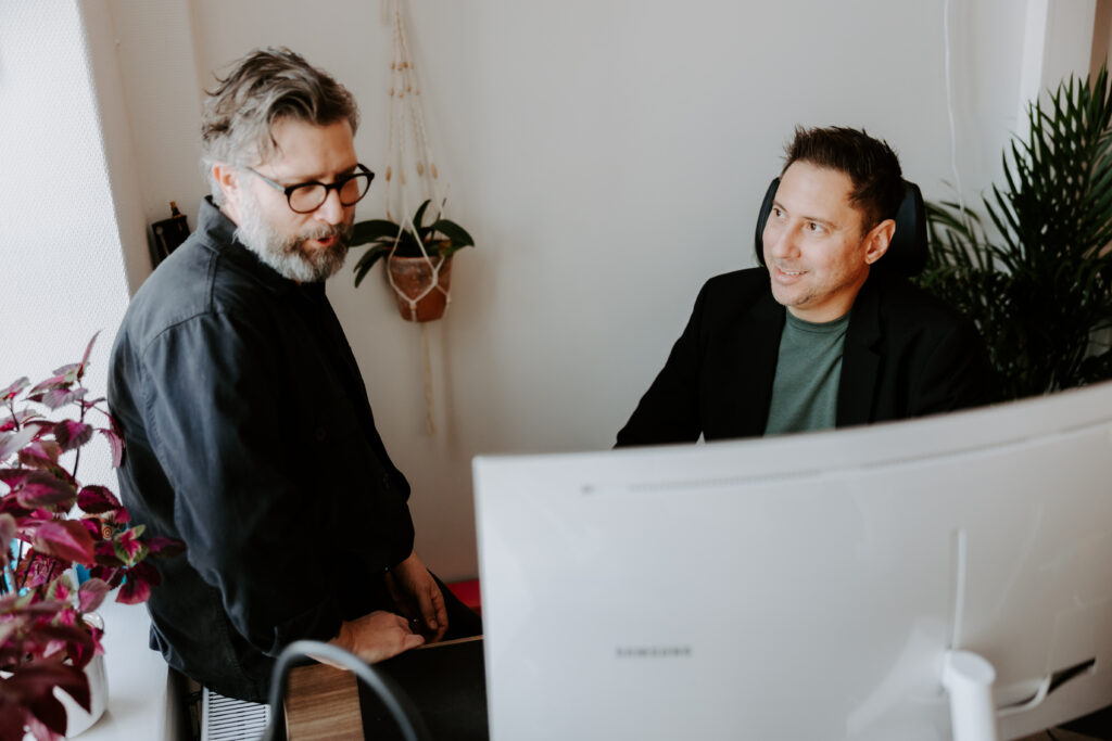 Det krävs flera kompetenser för att jobba med annonsering på Facebook. Designer, copywriter och digital specialist jobbar tätt tillsammans.