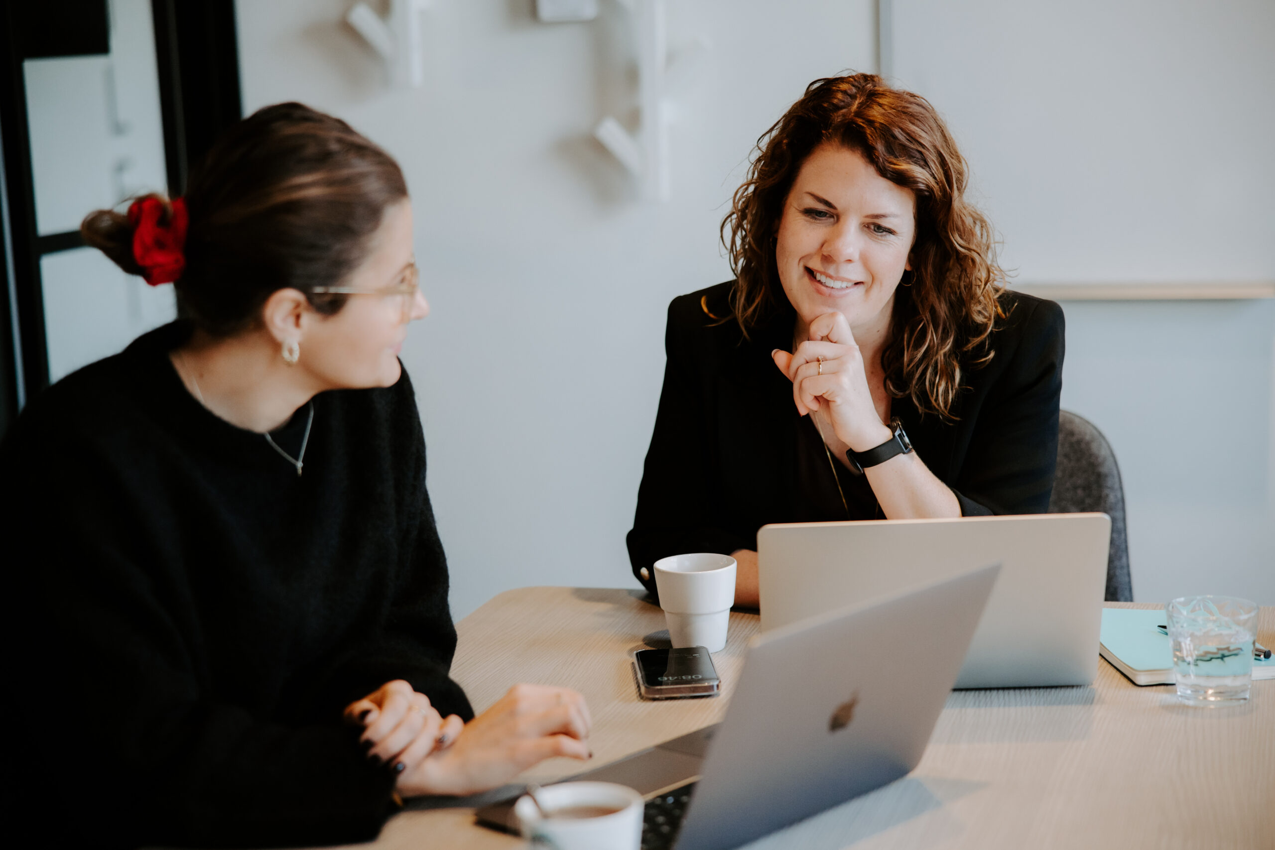 Att annonsera på LinkedIn är en utmärkt strategi för att nå ut och engagera viktiga beslutsfattare och driva in dem direkt in i försäljningstratten.